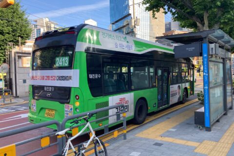 韓国・ソウルの路線バスはここまで進化！ EV化と完全キャッシュレス、その運転は今もワイルド？